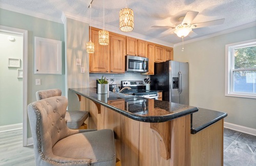 McCutcheon Field Condo | Relaxing Oceanfront Condo with Private Balcony + Linens Included