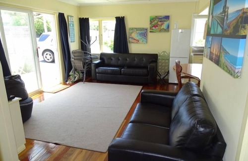 Raglan House | Relaxing Raglan Bach
