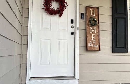 Southeast Raleigh House | Relaxing Red Velvet 5 Minutes to Downtown Raleigh & NC STATE