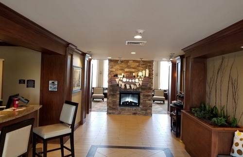 Rossford Condo | Relaxing Retreat Near Downtown Toledo! 24h Business Center + Free Breakfast!