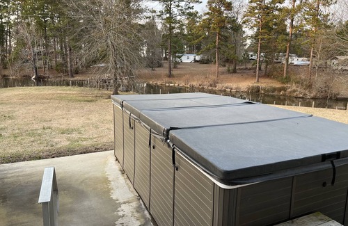 Leesville House | Relaxing Retreat on the lake with private spa pool!