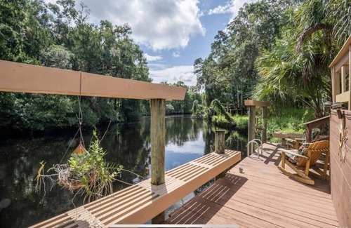 Inglis House | Relaxing Riverfront Retreat