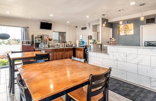 Flagstaff Hotel | Relaxing Room Ideal for Budget-Friendly Stay | Free Parking & Breakfast