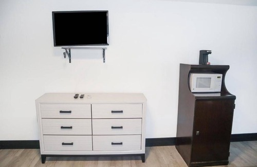 Ronks Hotel | Relaxing Room near Sight & Sound Theatre + Free On-Site Parking