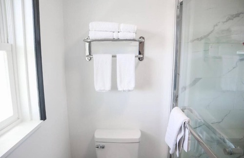 Ronks Hotel | Relaxing Room near Sight & Sound Theatre + Free On-Site Parking