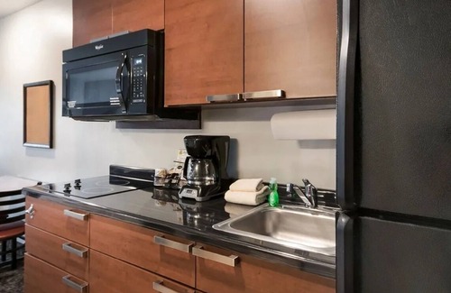 Bozeman Hotel | Relaxing Room Retreat Perfect for Your Green Mountain Escape | Free Parking