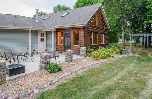 Appleton House | Relaxing Rustic Retreat - sleeps 12 4 BR 4 Bath