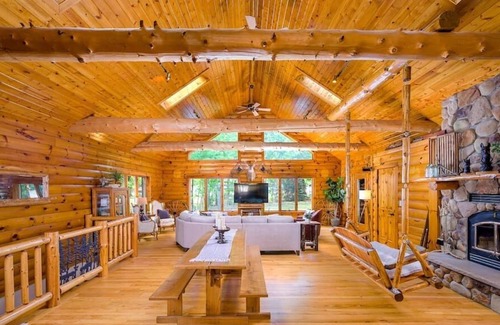 Appleton House | Relaxing Rustic Retreat - sleeps 12 4 BR 4 Bath