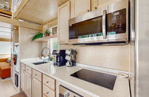 Malletts Bay House | Relaxing spa-like tiny house w/hot tub, sauna, beach access, dog-friendly