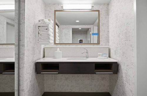 Cranberry Township Hotel | Relaxing Stay with Indoor Pool Access and Walkable Dining Options!