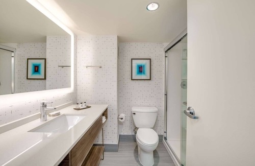 Downtown Columbus Hotel | Relaxing Stay Downtown! Near Victorian Village, Pets are Welcome, w/Garden!