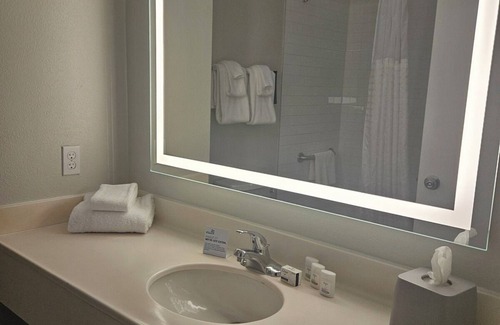 West Kissimmee Hotel | Relaxing Stay with Easy Disney Parks Access | 5 Pools & Free Shuttle!
