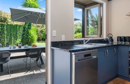 Point Wells House | Relaxing Tropical Retreat - Point Wells Holiday Home