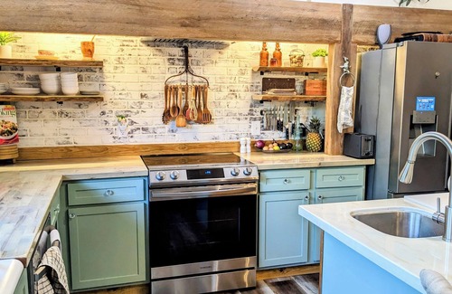 Covington Cabin | Relaxing, vacation! for 1 or 11 w/fire pit on the river!