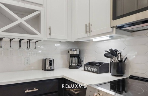Fourth Ward Apartment | Reluxme| Lux 2BR Uptown| Spa Access + Skyline View