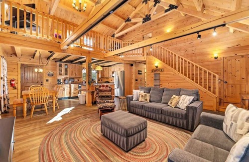 Carriage Hills House | Remmert`s Log Haven - Tranquil Mountain Getaway