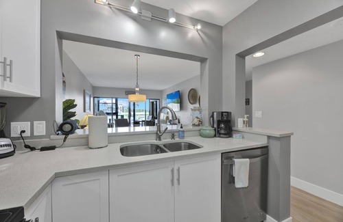 Old Naples Condo | Remodeled 2/2 + Bonus Rm Condo - Waterfront in Downtown Naples - Covered Parking