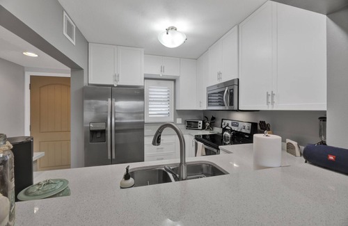 Old Naples Condo | Remodeled 2/2 + Bonus Rm Condo - Waterfront in Downtown Naples - Covered Parking