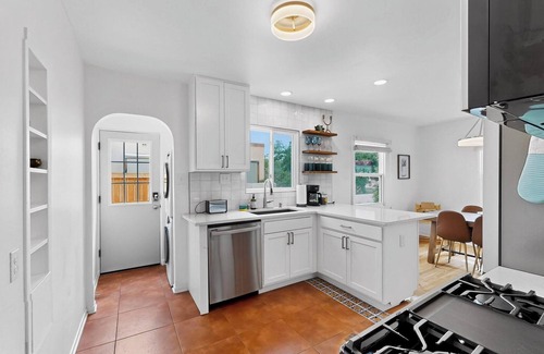 West Park House | Remodeled 2bd/1ba Treasure in Old Town, Patio, AC