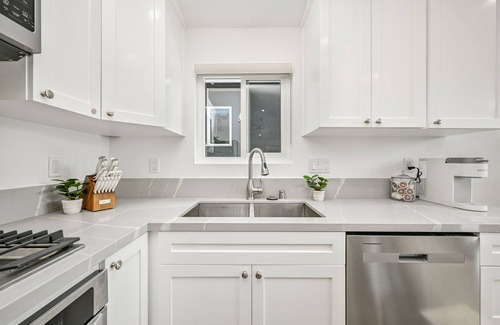 West Newport House | Remodeled Beach Home 2 Car Parking/Clean/Patio w/Firepit
