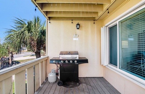 Pensacola Beach House | Remodeled beachside townhome w/Gulf views and pools - snowbirds welcome
