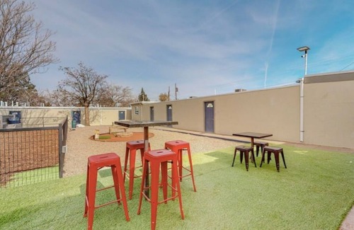 Pueblo Alto Apartment | Remodeled Courtyard Apt w/King Bed, In-Unit W&D