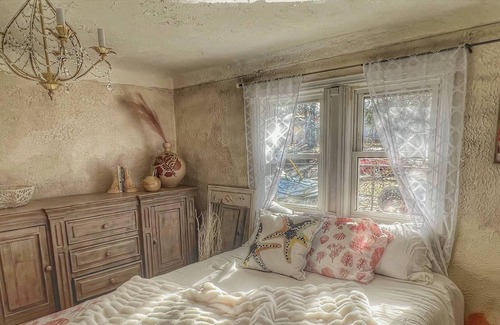 Lake Orion House | Remodeled Historical Cottage w/ Firepit, Close to Lake and Hiking Trails