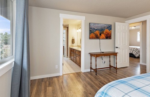 Medford House | Remodeled Home on 2 Acres Next to Lithia & Driveway Fields!