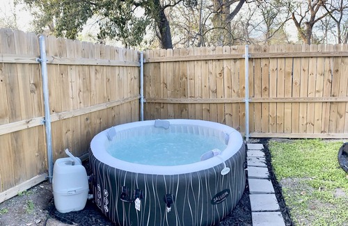 Northside House | Remodeled Jacuzzi Oasis 🏙 Early Check In🏙 Sleeps 6
