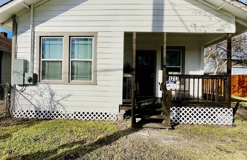 Northside House | Remodeled Jacuzzi Oasis 🏙 Early Check In🏙 Sleeps 6