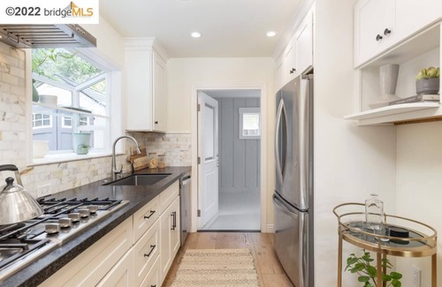 North Berkeley House | Remodeled Quiet Townhome with Spacious Yard - Walking distance to UC Berkeley