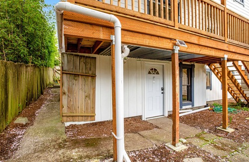 Sunset Hill Apartment | Remodeled studio in lovely neighborhood with shared yard and fast WiFi - dog OK
