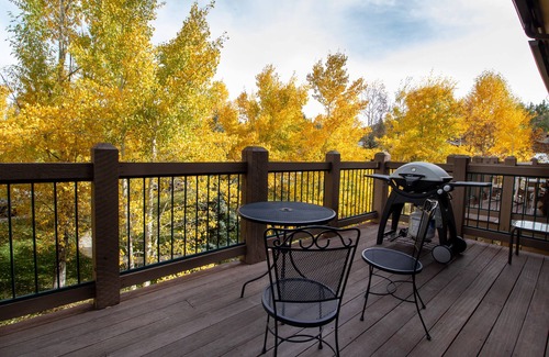 The Highlands Condo | Remodeled Two Level Condo. Fireplace. Free Shuttle