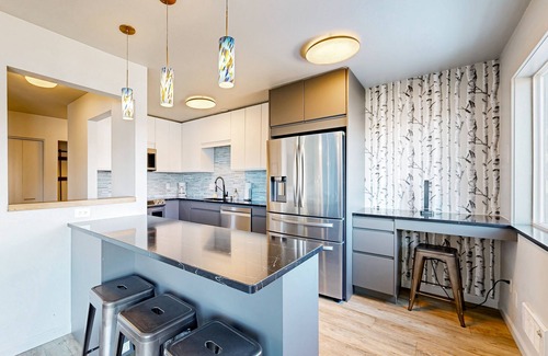 Chelan Condo | Remodeled & updated condo w/WiFi, lake & mountain views - close to the marina