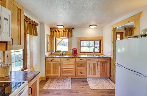 Custer Cabin | Remote Custer Cabin w/Fire Pit & Near State Park!