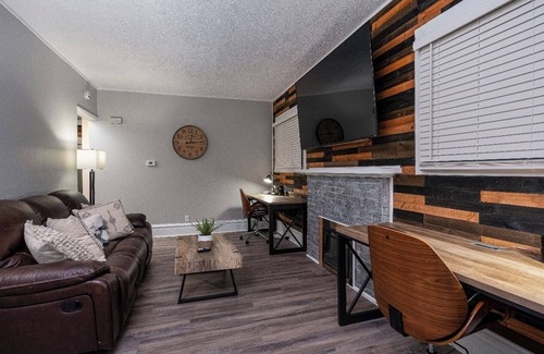 Downtown Apartment | Remote Ready I 2 BR 1 BA