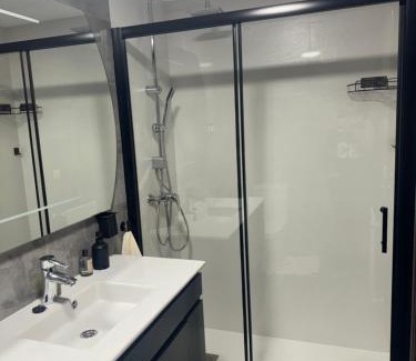 Las Campas y San Claudio Apartment | RENFE-ALSA y clinicas