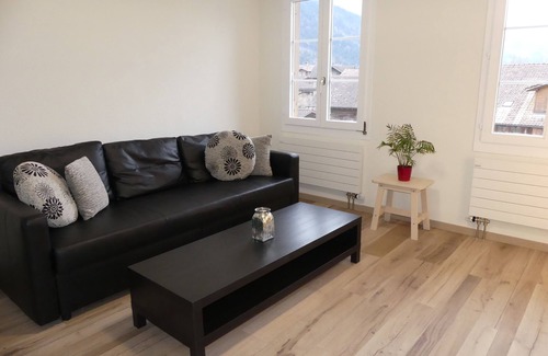 Boenigen House | Renovated flat in classic Chalet by the lake.