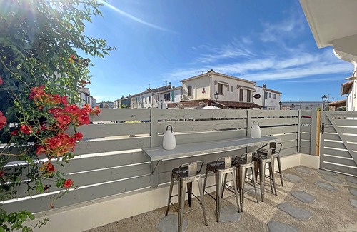 Saintes-Maries-de-la-Mer House | Renovated village house, 3 min to beach, sleeps 9