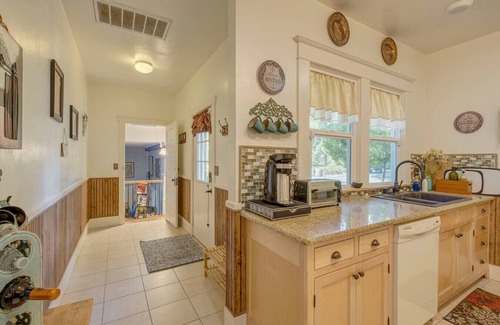 Grants Pass House | Renovated 1912 Home 2B/2B w/King&Queen fenced yard