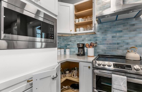 Hanover Place House | Renovated 5BR/4BA Home Near Country Club Plaza | Ideal for Families & Groups