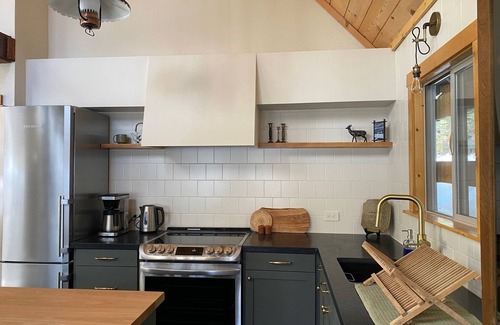 Serene Lakes House | Renovated and Uncluttered Cabin Near Sugar Bowl and Royal Gorge