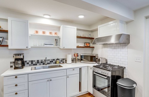 Sunset Hill Apartment | Renovated Apartment in Seattle: 7 Mi to Downtown!