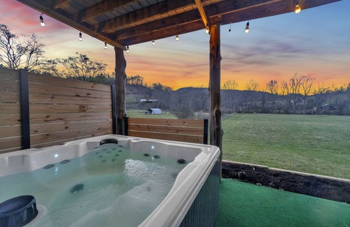 Roan Mountain Cabin | Renovated cabin with Jacuzzi 6 Acres on the river, family-friendly