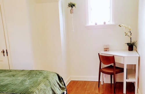 Madison House | 🪞 Renovated Cape Cod w/ King Bed ➕️ 🚲 trail proximity