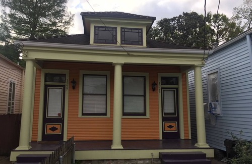 Leonidas House | Renovated Carrollton Uptown Cottage - license # 23-NSTR-17373 and 23-OSTR-02079