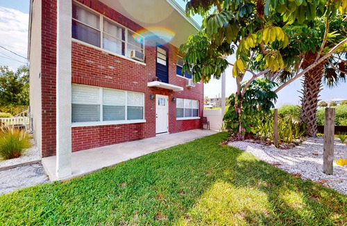 Dunedin House | Renovated duplex near Honeymoon/Caladesi Island with patio, AC, & W/D