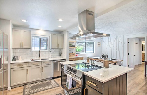 Hauser House | Renovated Hauser Lake Retreat: Walk to Beach!