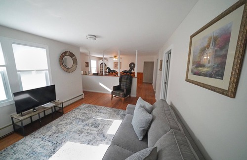 Saugerties House | Renovated home with spa access Steps from Cantine Field/HITS