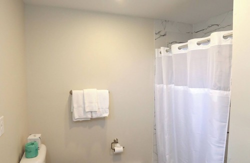 Saugerties House | Renovated home with spa access Steps from Cantine Field/HITS